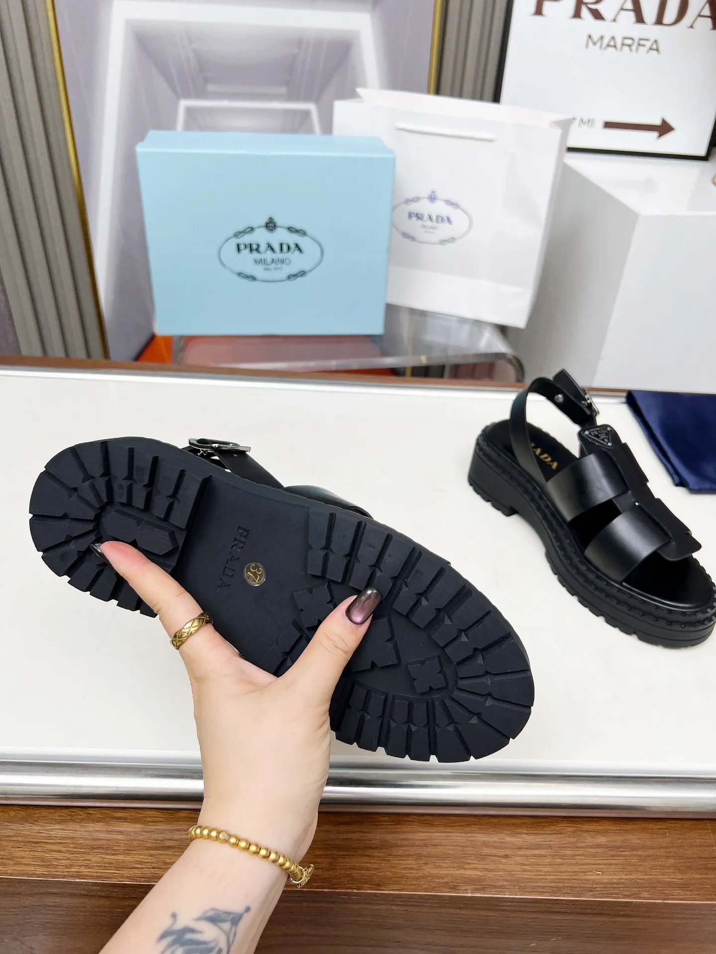 👟👟Ex-factory price 420👟👟 PRADA/Prada 25ss new spring and summer sandals. The simple design is probably the most popular thing about it. It is not the kind that is found on the street. It has its own brand personality. The fabric is made of calfskin and the lining is mixed sheepskin. Heel height: 4.5cm Size: #35-41 (35 41 custom-made is not returnable)